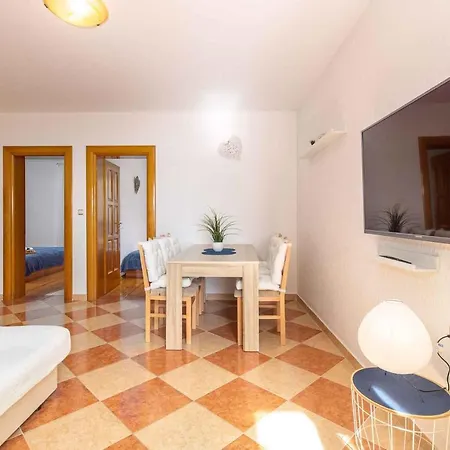 Apartman 32 *