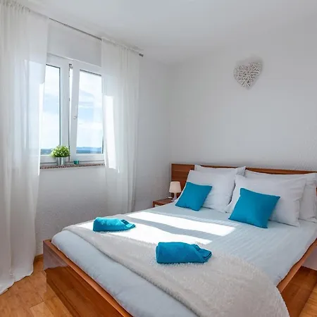 Apartman 32 *